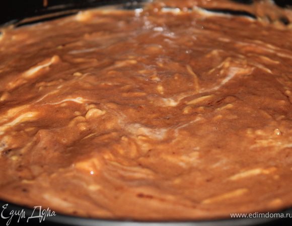 И оставшаяся темная масса. Поставить нашу шарлотку в разогретую духовку на 180 градусов на 50 минут.