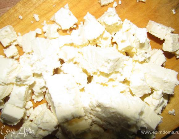 Брынзу порезать мелким кубиком. Добавить к триполини.