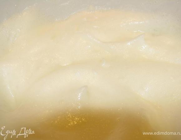 Взбить белки до устойчивых пиков.