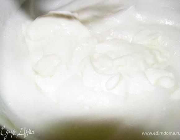 Добавить к белкам "Нежный" сыр, аккуратно перемешать.