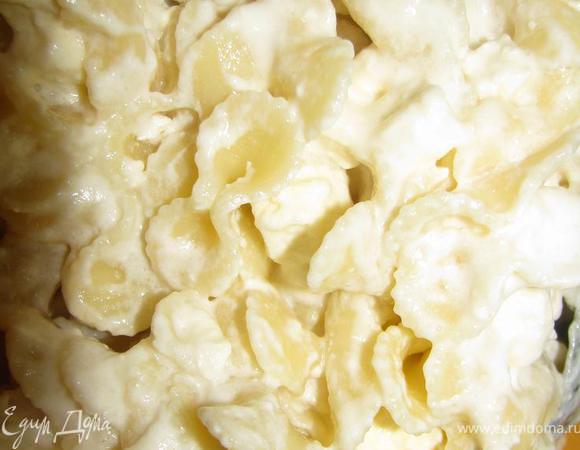 Перемешать с триполини и брынзой. Выложить в форму.