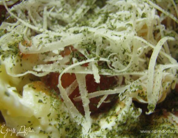 Посыпать терым сыром, перцем и сушеной петрушкой. Запекать при 190 15 минут.