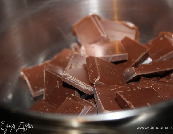 Шоколад растопить на водяной бане.