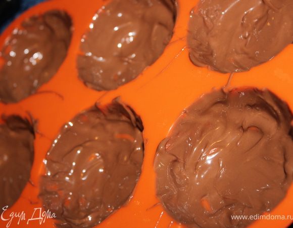 Шоколад налить в формочки и распределить шоколад по стенкам (немного шоколада оставить для донышек).Поставить в морозилку на 30 минут.
