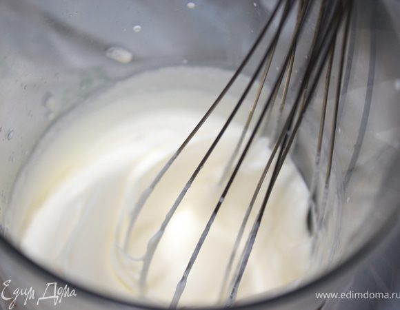 Сливки взбить до тех пор, пока не начнут густеть.
