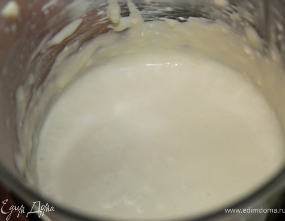 Смешать сливки и маскарпоне.