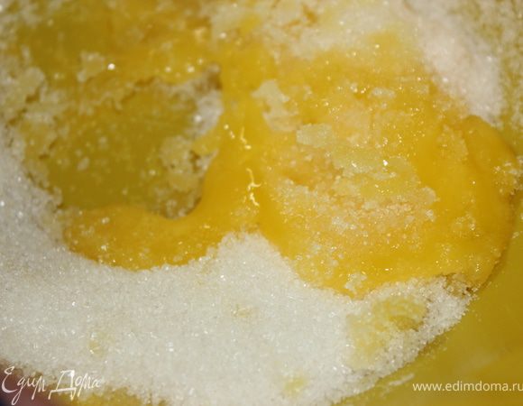 Предварительно яйца вымыть с мылом или с содой. Отделить белки от желтков. Желтки растереть с сахаром.