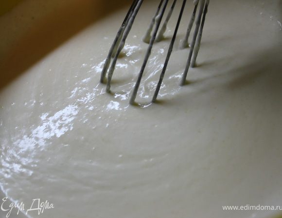 Добавить в желтки сливки с маскарпоне, перемешать.