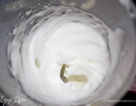 Белки взбить в пену.