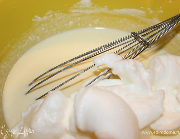 Добавить в сливочную массу, аккуратно перемешать.