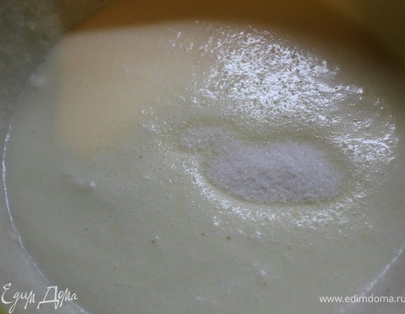 В другую добавить ванильный сахар, перемешать.