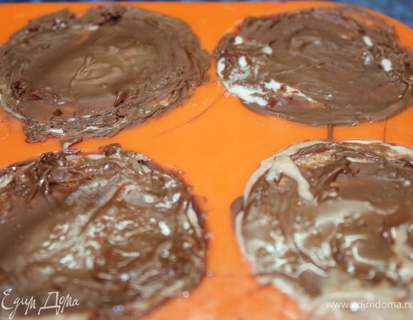 Затем на массу вылить шоколад, разровнять, поставить в морозилку на 5-6 часов.