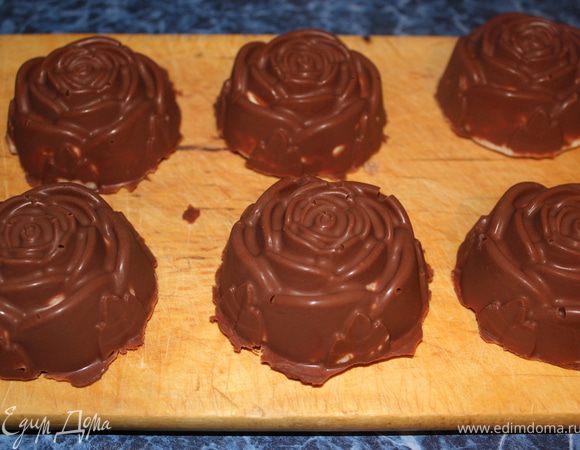 Готовое мороженое вынуть из формочек и подавать к столу.