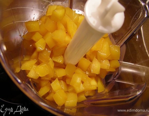 Манго очистить, порезать кубиком 1-1,5 см. В сковороду положить 5 ст.л. тростникового сахара, влить 2 ст.л. лимона, положить манго. Варить на сильном огне 5 мин. Влить  Куантро, дать выпариться пару минут, снять с огня. У нас получится мякоть манго и примерно 100 мл сиропа. Сироп нам впоследствии пригодится.