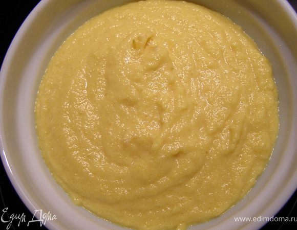 Остывшую мякоть манго взбиваем блендером в пюре, добавляем творожный сыр, взбиваем до однородности. Выкладываем в чашу поглубже.