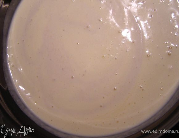 Постепенно добавляем в желтковую смесь маскарпоне комнатной температуры. Взбиваем до однородности. Смешиваем с банановой составляющей, добавив кокосовый ром.