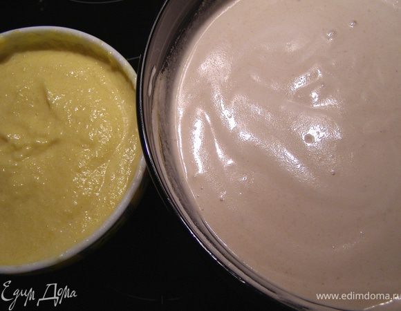 В последнюю очередь взбиваем в пену белки с щепоткой соли в пену, добавляем постепенно ванильный сахар(1 пакетик) и 2-3 ст.л. сахарной пудры. Должна получиться масса с устойчивыми пиками. 
Треть массы добавляем к манговому крему, остальное - к банановому. Аккуратно перемешиваем лопаткой движениями сверху-вниз. Масса станет пышной и похожей на суфле.