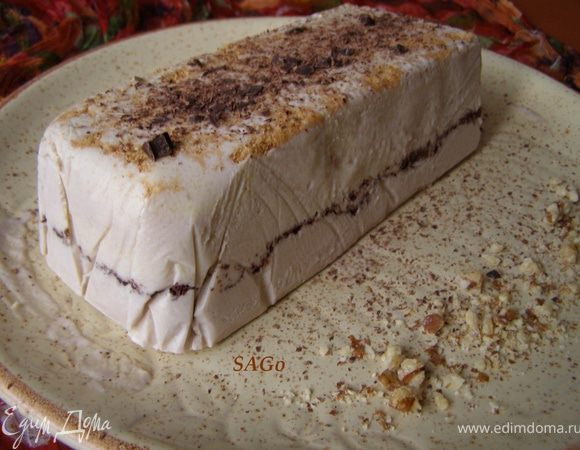 У меня осталось немного мангового крема и бананового, я их смешала, но не до однородности, а чтобы были видны слои. Выложила половину в форму, засыпала слоем шоколадной стружки, выложила оставшийся крем. Отправила в морозилку.