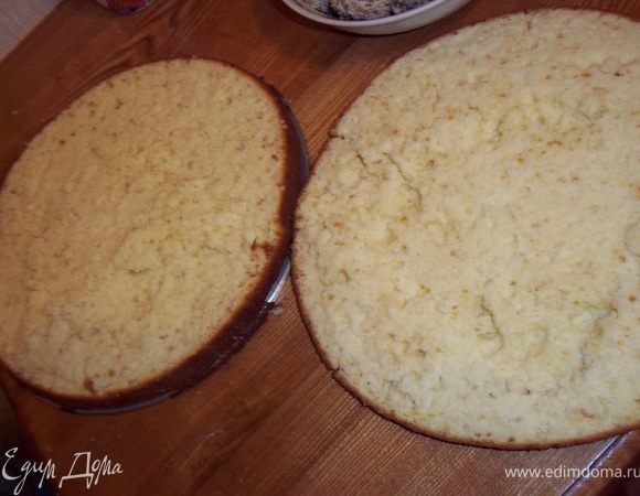 готовим бисквит: для этого яйца взбить с сахаром до увеличения в 2-3 раза, добавить сметану, перемешать, добавить соду гашенную уксусом, все еще раз аккуратно перемешать, затем добавить два стакана просеянной муки, и аккуратно перемешать до исчезновения мучных комков. выложить тесто в форму дно которой застелено пекарской бумагой и смазанную маслом. Выпекать 40-45 минут по т. 200 градусов. Готовый бисквит остудить и разделить на два коржа.