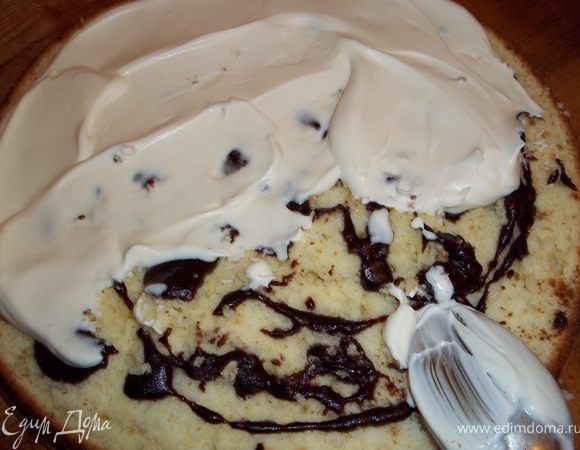 Намазать коржи, ту часть где срез, помадкой (выкладывать не всю помадку, так как она еще пригодится), а затем нижний корж перемазать кремом, выклаывать, на крем сверху выложить вишню. Накрыть вторым коржиком,и мазать кремом бока, отправить торт в холодильник, чтобы крем загустел. В это время готовим крем № 2