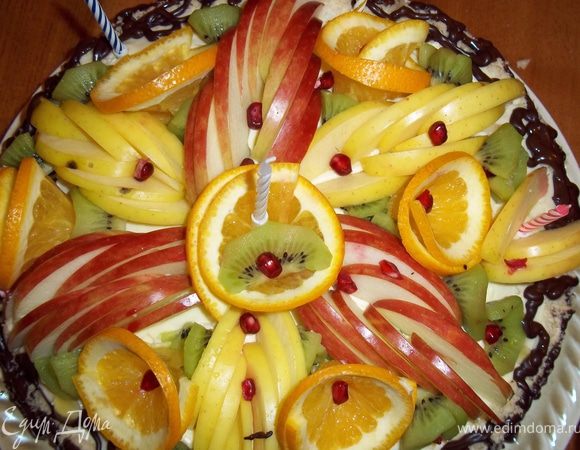 Украшение торта: Для этого я использовала нарезанные фрукты. А бока украсила помадкой, при помощи шприца.