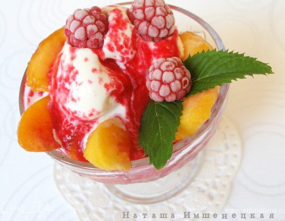 Малину смешать с сахаром, измельчить и протереть через сито. Персики очистить от кожицы, разрезать пополам (я нарезала дольками), достать косточки. 