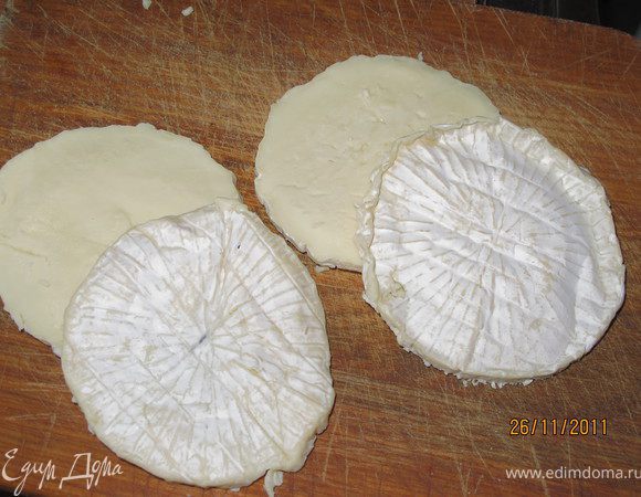Разрезать сыр на 4-ре кружка.