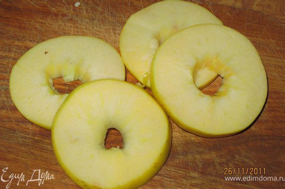 Помыть и разрезать яблоко на 4-ре кружка и вырезать сердцевину.