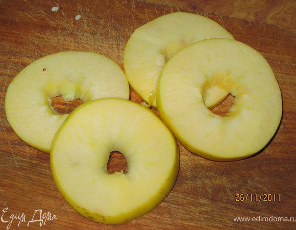Помыть и разрезать яблоко на 4-ре кружка и вырезать сердцевину.