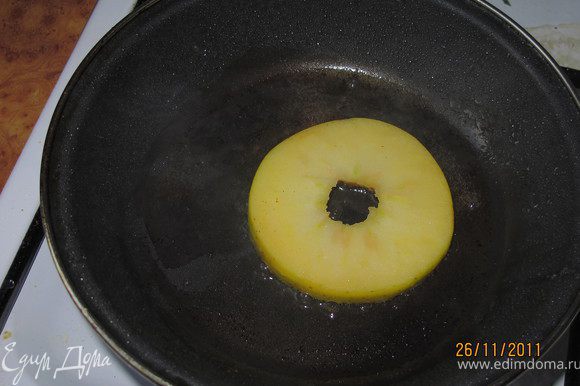 Сливочное масло растопить и обжарить яблоки по 3 минуты с каждой стороны на большом огне.