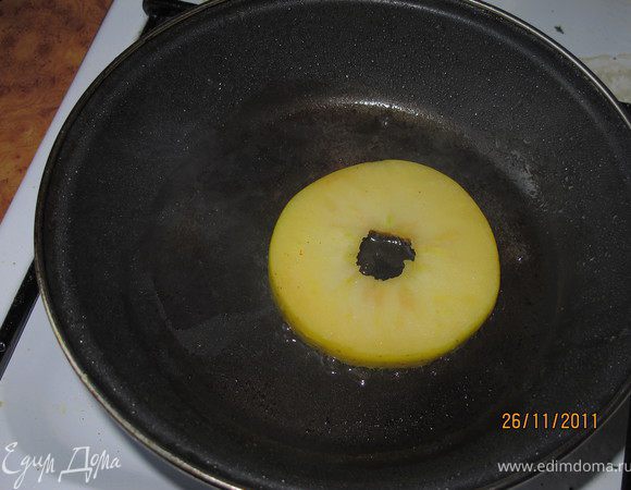 Сливочное масло растопить и обжарить яблоки по 3 минуты с каждой стороны на большом огне.