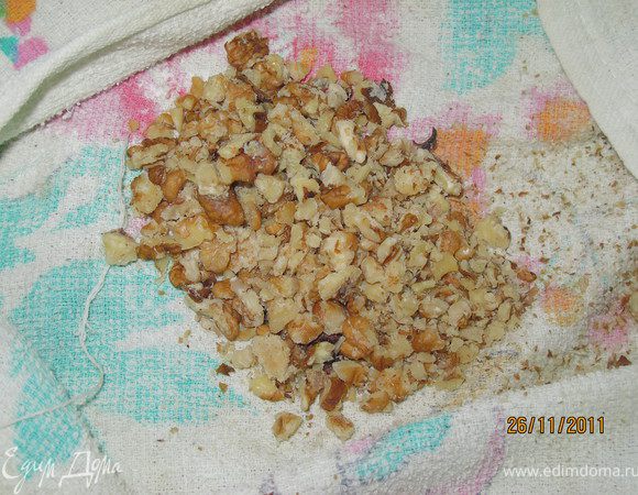 Орехи измельчить. Я заворачиваю их в полотенце и молотком для отбивных колочу по ним.