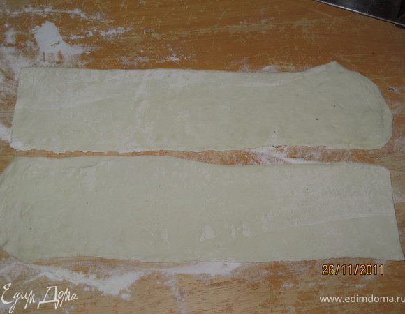 Тесто раскатать тонко. Оно должно быть полоской шириной на высоту нашего десерта, шириной примерно 6см. длиной - чтобы обернуть десерт.