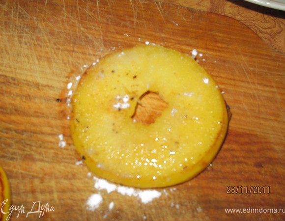 Духовку разогреть до 220 градусов.
Собираем десерт:
кружок яблока посыпаем немного сахарной пудрой.