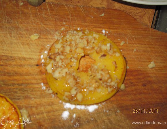 Сверху поливаем мёдом и посыпаем орехами.