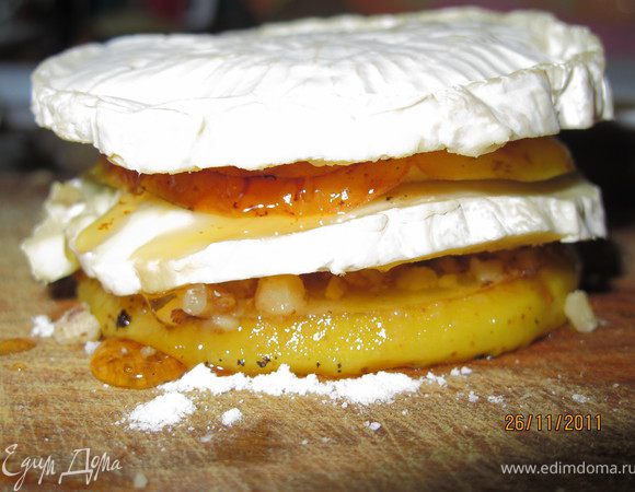 Сверху кладём сыр (кусочек без плесени), на него кладём яблоко и проделываем всё как с первым слоем яблока. Мёд можно залить в дырочку.