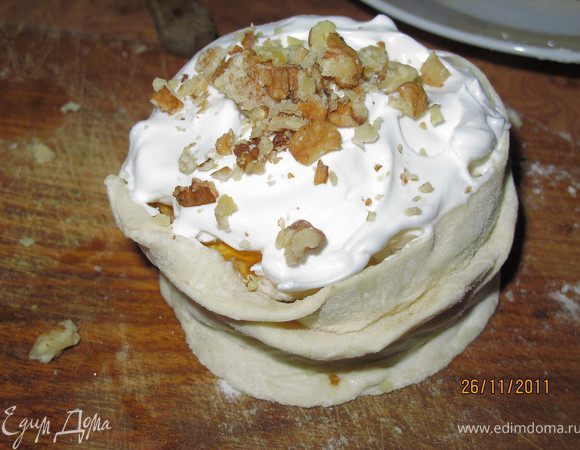 Сверху выкладываем меренговую массу и посыпаем орешками.