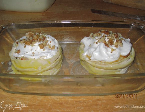 Также поступаем со вторым десертом, с помощью лопатки перекладываем их в форму смазанную сливочным маслом. Обмазываем тесто яичным желтком. И ставим в духовку на 15-18 минут. У всех духовки разные, я вытащила, когда меренговая масса сверху зазолотилась.