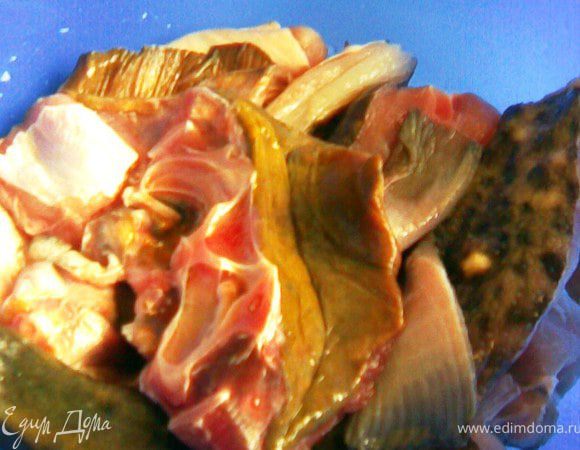 разделаем ската и разрежем на порционные куски.