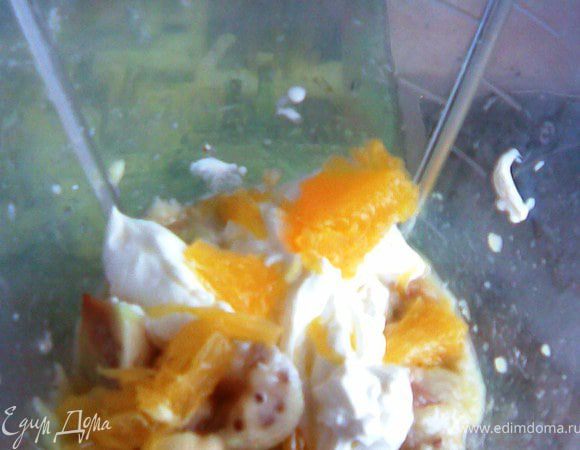 теперь соус:мякоть фейхоа,сок апельсина,обжаренные орехи и всё остальное перемешать в блендере.