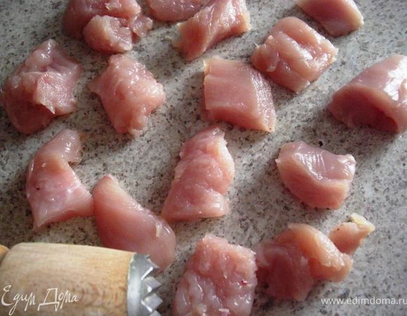 Куриную грудку порезать небольшими кусочками...