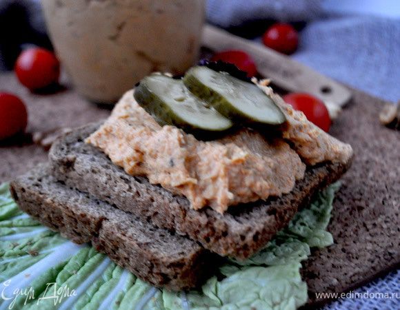 Подавать охлажднным с хлебом,хлебцами,украсив маринованным огурчиком и листиком базилика.Приятного аппетита!