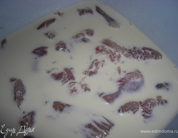 ...залить кефиром или (не сладким) конденсированным молоком (у меня конденс. молоко)  и оставить на 1 час.