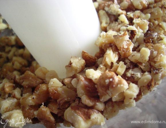 Грецкий орех тоже немножко измельчить и добавить  в хлопья. 