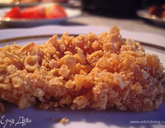 Взбить яйцо и  куриные  кусочки макать в яйцо и в хлопья...