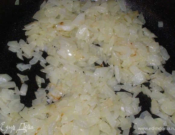 Репчатый лук мелко нарежем и обжарим на раскаленном растительном масле до мягкости