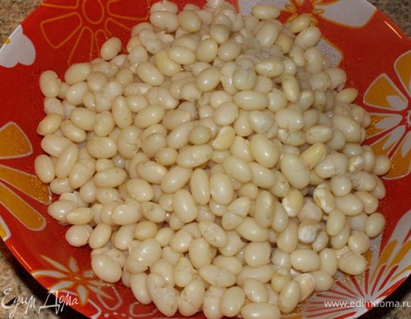 Фасоль замочим в холодной воде часа на 3-4. Сольем воду, зальем холодной водой и будем варить минут 20 до мягкости.