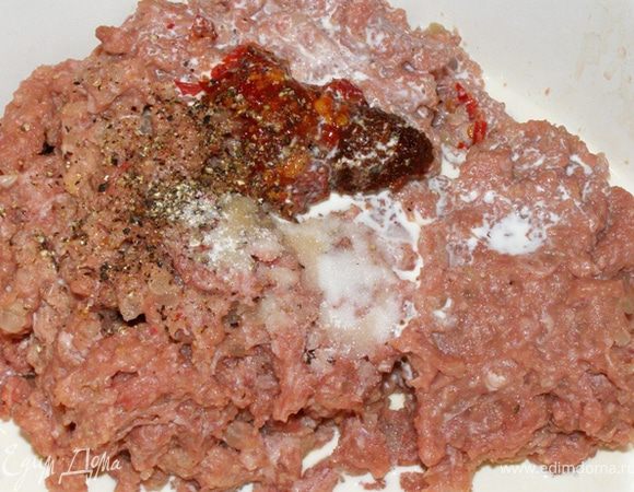 Мясо с луком и хлебом на два раза пропустим через мясорубку. Добавим аджику, соус чили с чесноком, соль, черный перец, сливки, 