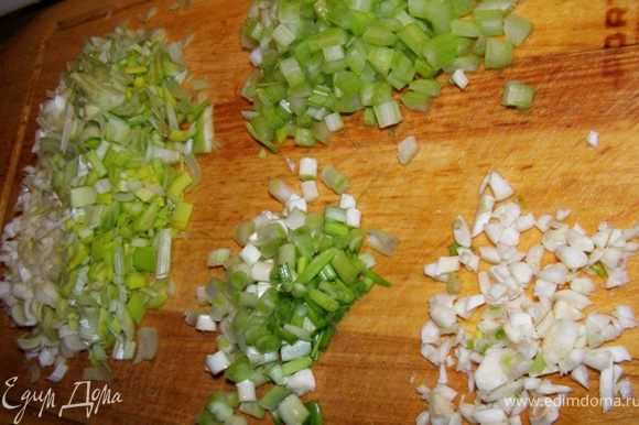 Мелко нарежем лук-порей, белую часть зеленого лука, стебель сельдерея, чеснок.