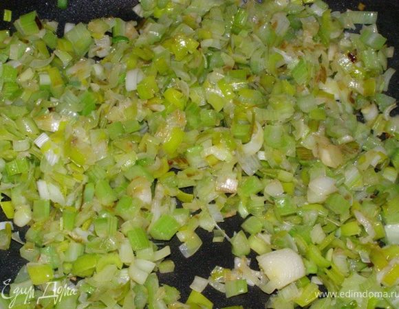 на раскаленном растительном масле обжарим чеснок, добавим белую часть зеленого лука, затем - лук-порей. Переключим на средний огонь, будем обжаривать до мягкости. Добавим сельдерей, обжариваем минуты две